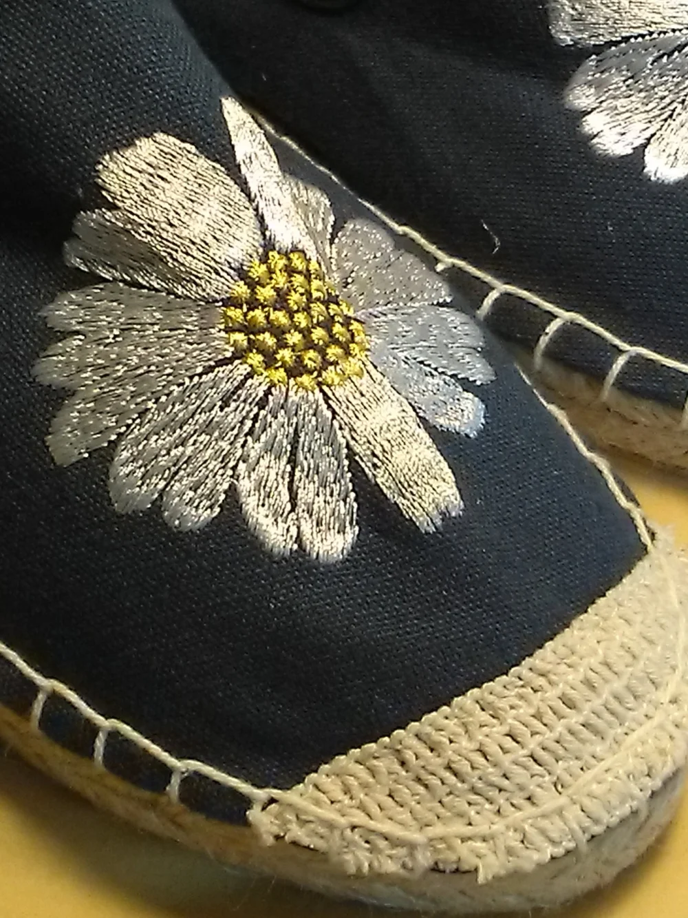 NWOT Coldwater Creek Navy Canvas Espadrilles with Daisy Embroidery SZ. 7.5